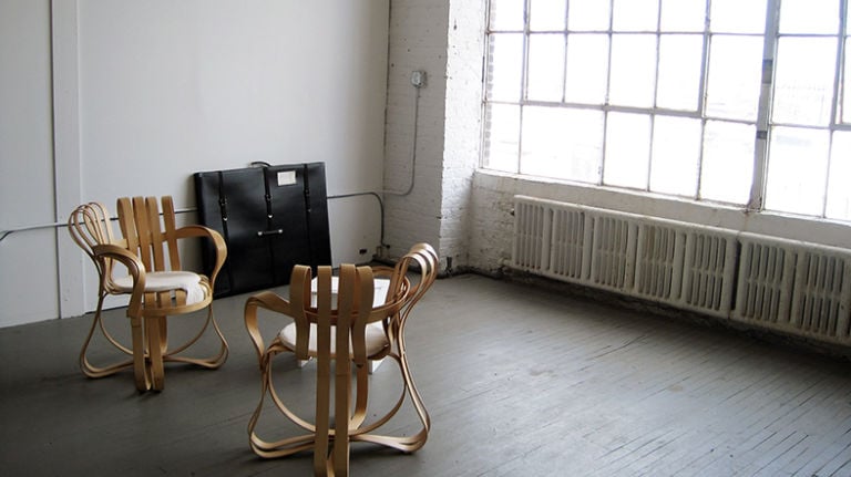 Veduta dello studio di Elisabetta Terragni e Kurt Forster con le sedie disegnate da Frank Gehry- Bogart Building, New York, 2013