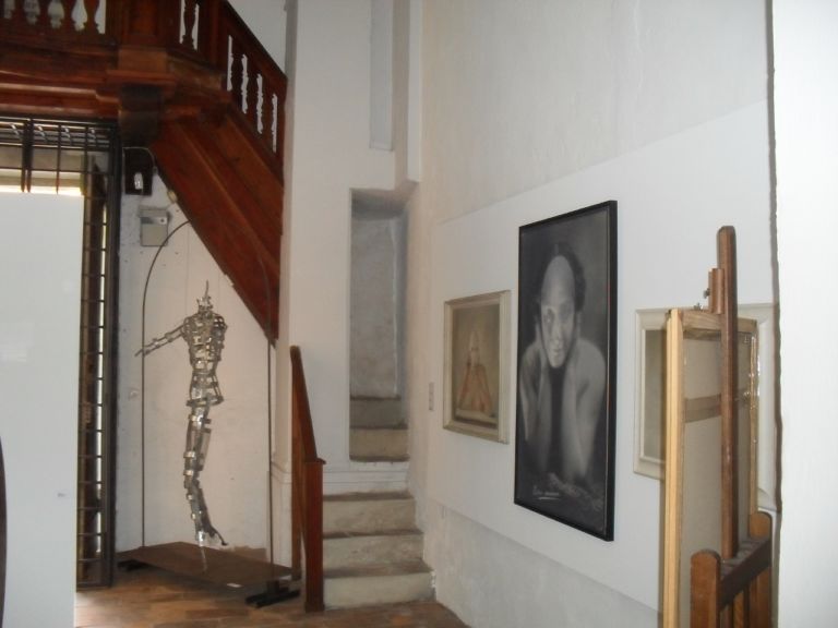 Veduta mostra Ritratto di famiglia 2 Residenza a quattro stelle nelle Langhe. All’Antico Borgo Monchiero l’ospitalità si fonde con Scrigno dell’Arte. Che promuove l’artist in residence annuale in collaborazione con il Royal College of Arts di Londra