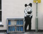 banksy policemen kissing L'icona giusta e l'icona Sbagliato