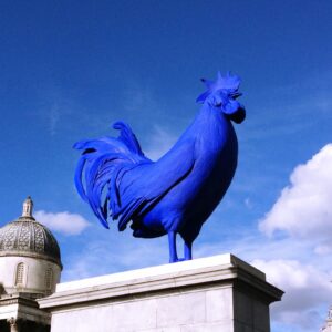 Katharina Fritsch e il gallo della discordia. Trafalgar Square si tinge di un blu surreale