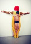 gli intoccabili dierik ravelo Erik Ravelo, Gli Intoccabili. Campagna shock per Fabrica: tutte le croci dei bambini, dal Vaticano a McDonald's