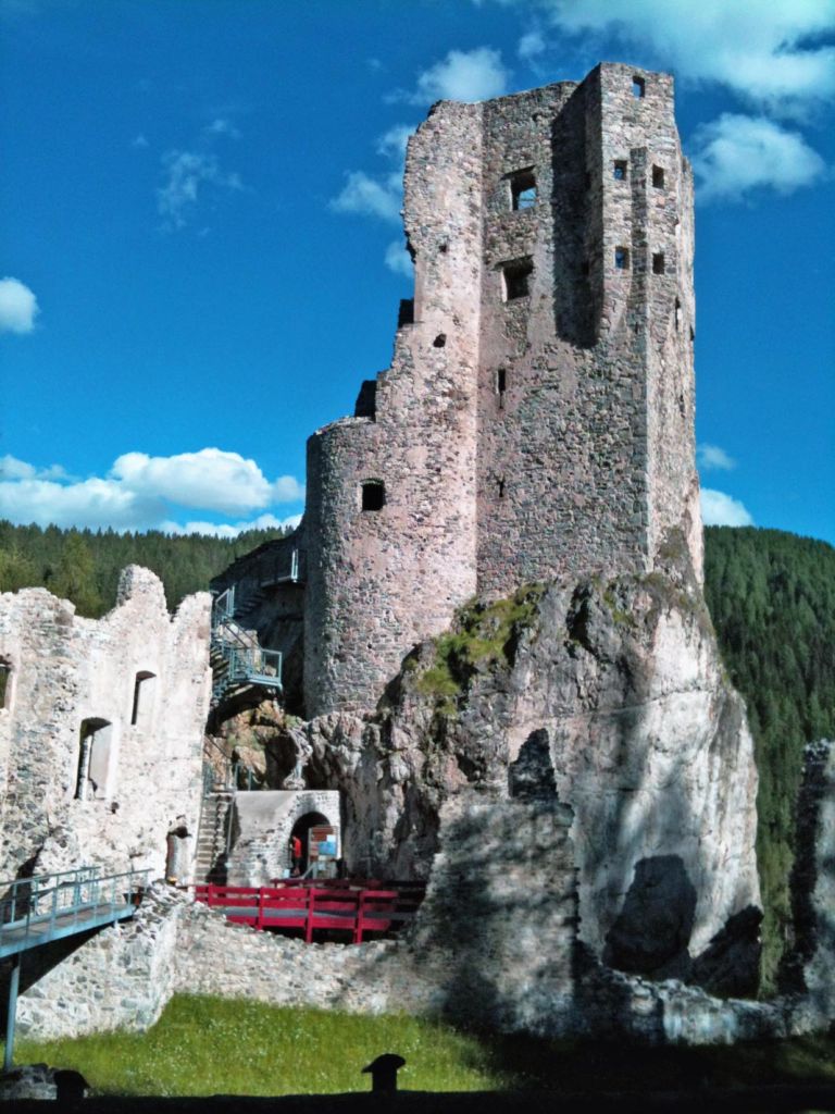 il castello di andraz et unoseliera et non vi è Dolomiti Contemporanee 2013. L'eruzione continua. Mostre e residenze montane, dallo spazio di Casso verso altri siti. Nuovi opening e vecchi spazi da ridestare