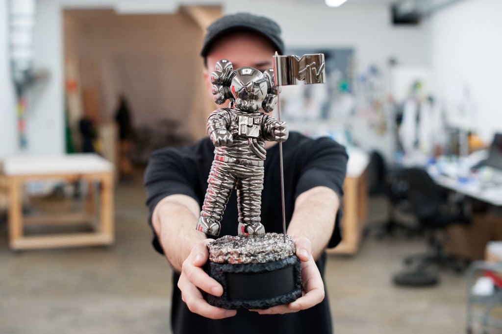 I Video Music Awards sbarcano al Barcley Center di Brooklyn. Dove debutta anche il nuovo MoonMan, disegnato da Kaws: statuetta d’artista per i migliori musicisti premiati da Mtv