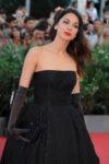 moran atias Bellezze in Laguna. Tra red carpet, party e photocall, le stelle della Mostra del Cinema di Venezia danno il meglio (o il peggio) di sé, in fatto di outfit. Ecco cosa hanno indossato in apertura