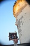 performer Enea Tomei per Roberta Roberta Nicolai triangolo scaleno teatro A Ferragosto l’arte si tufffa a Formia. Gli affascinanti spazi della Torre di Mola si aprono per la mostra curata da ARIA [rivista d’artisti]: ecco tutte le immagini