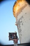 performer Enea Tomei per Roberta Roberta Nicolai triangolo scaleno teatro A Ferragosto l’arte si tufffa a Formia. Gli affascinanti spazi della Torre di Mola si aprono per la mostra curata da ARIA [rivista d’artisti]: ecco tutte le immagini
