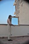 performer Enea Tomei per Roberta Roberta Nicolai triangolo scaleno teatro 2 A Ferragosto l’arte si tufffa a Formia. Gli affascinanti spazi della Torre di Mola si aprono per la mostra curata da ARIA [rivista d’artisti]: ecco tutte le immagini