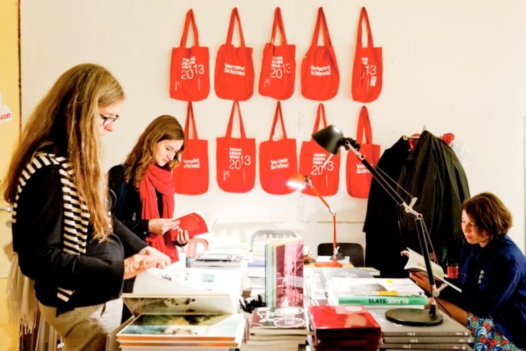 1380266363 Sky Arte update: cinquanta location per oltre cento tra mostre, workshop e laboratori. Una festa del fare la Vienna Design Week, che porta giovani designer a confrontarsi con botteghe storiche