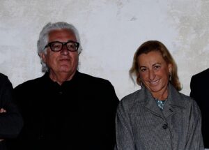 Miuccia Prada e Germano Celant premiati a New York dall’Independent Curators International. E intanto a Milano proseguono i lavori della sede griffata Koolhaas: qui l’update…