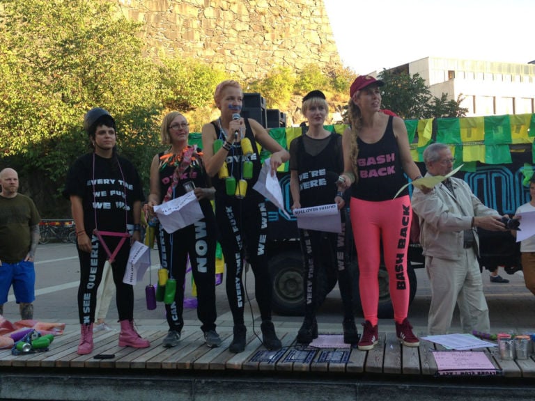 18 Anarkrew Göteborg Updates: uomini albero, manifesti queer e ballerine di samba. Il carnevale svedese invade la città e anche la Biennale