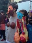 21 Anarkrew Göteborg Updates: uomini albero, manifesti queer e ballerine di samba. Il carnevale svedese invade la città e anche la Biennale
