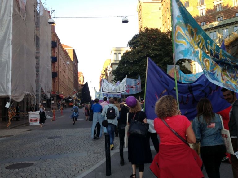 22 Anarkrew Göteborg Updates: uomini albero, manifesti queer e ballerine di samba. Il carnevale svedese invade la città e anche la Biennale