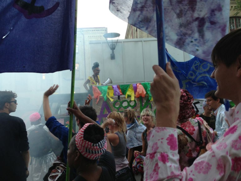 24 Anarkrew Göteborg Updates: uomini albero, manifesti queer e ballerine di samba. Il carnevale svedese invade la città e anche la Biennale