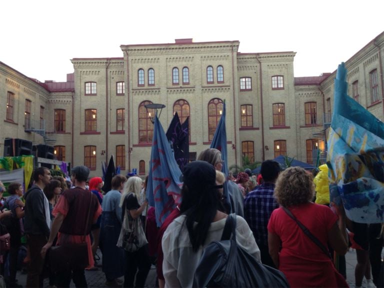 25 Anarkrew Göteborg Updates: uomini albero, manifesti queer e ballerine di samba. Il carnevale svedese invade la città e anche la Biennale