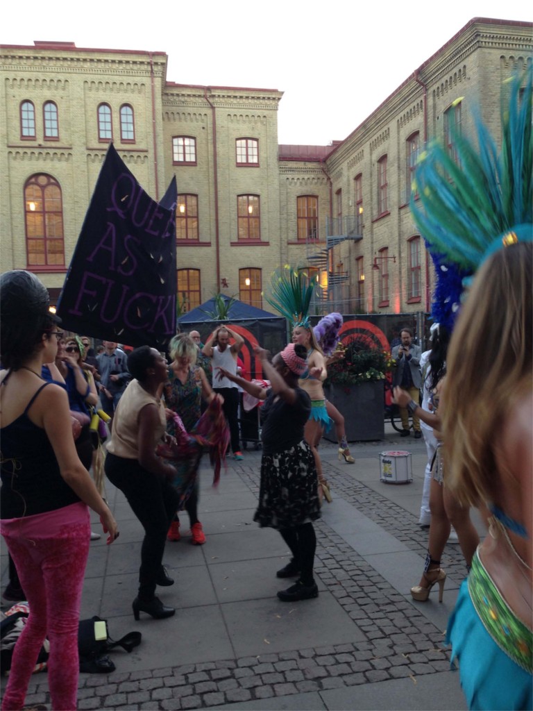 27 Anarkrew Göteborg Updates: uomini albero, manifesti queer e ballerine di samba. Il carnevale svedese invade la città e anche la Biennale