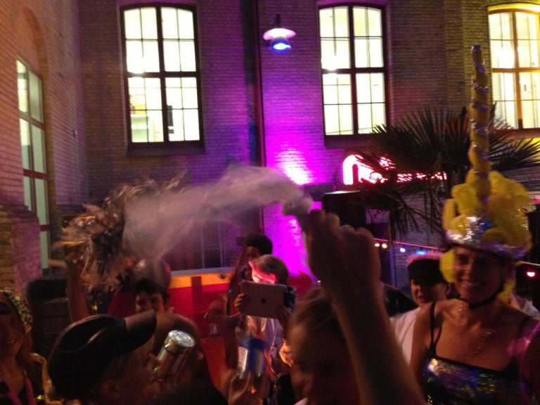 30 Anarkrew Göteborg Updates: uomini albero, manifesti queer e ballerine di samba. Il carnevale svedese invade la città e anche la Biennale