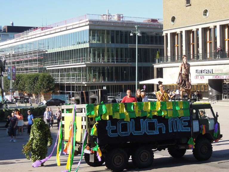 3 Anarkrew Göteborg Updates: uomini albero, manifesti queer e ballerine di samba. Il carnevale svedese invade la città e anche la Biennale