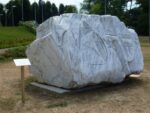 7 Medhat Shafik Cammino e ascesi 2008 marmo di Carrara foto Pierantonio Tanzola Idroscalo di Milano. Atterra la scultura contemporanea