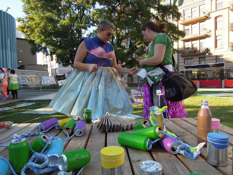 9 Anarkrew Göteborg Updates: uomini albero, manifesti queer e ballerine di samba. Il carnevale svedese invade la città e anche la Biennale