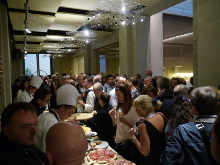 Assalto al buffet Per chi vuole cenare all’ombra di un Vedova o un Pomodoro: a Milano apre Larte, spazio presieduto da Davide Rampello a metà strada fra ristorante, store e galleria. Ecco chiccera all’opening...