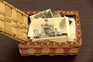 Un po’ arte pubblica, un po’ memoria storica. Mesagne, in Puglia, rilegge il suo passato con la Banca Cittadina della Memoria, progetto di archivio fotografico e video