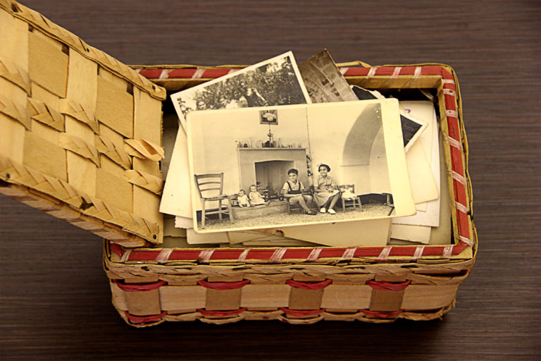 Banca cittadina della memoria raccolta foto1 Un po’ arte pubblica, un po’ memoria storica. Mesagne, in Puglia, rilegge il suo passato con la Banca Cittadina della Memoria, progetto di archivio fotografico e video