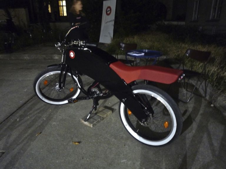 Bici elettrica a due posti Lohner Stroler... Vienna design Week 2013. Tra la miriade di oggetti ed eventi da esplorare, al centro c’è un vecchio arnese come la bici. Immagini e video dall’evento austriaco