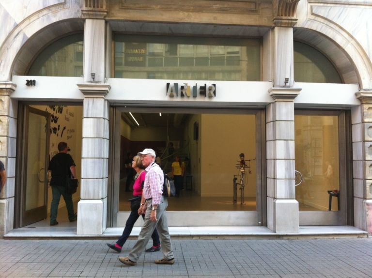 Biennale di Istanbul 2013 14 Istanbul Updates: mentre sulla Istiklal Caddesi si riaccendono gli scontri, parte la Biennale numero tredici. Ecco le primissime immagini e video