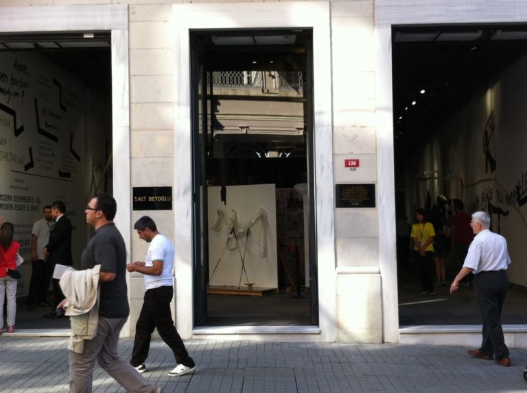 Biennale di Istanbul performance SALT Beyoglu 1 Istanbul Updates: alla Biennale c’è anche la Istiklal Caddesi degli scontri di giugno che rivive nella mega installazione al SALT Beyoglu. Ecco immagini e video