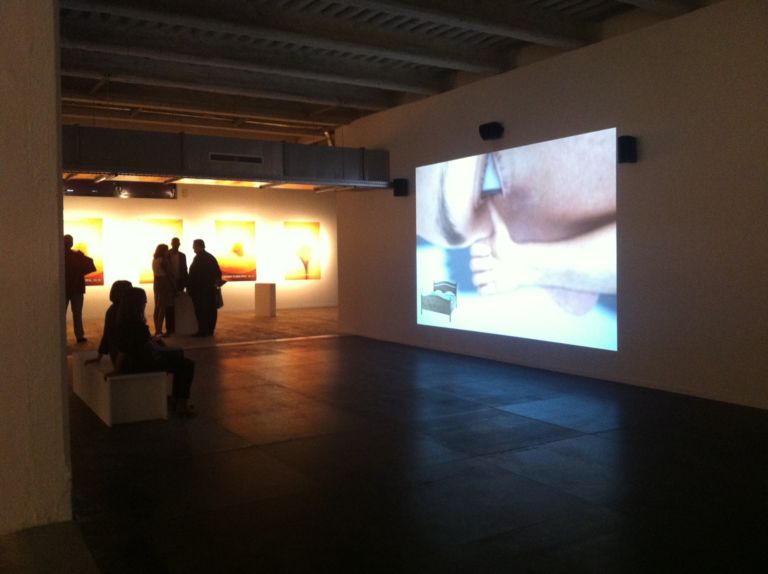 Biennale di Lione La Sucrière 26 Lyon Updates: pochi video, ma di qualità, per una Biennale incentrata sulla narrazione. Prima fotogallery dalla sede della Sucrière