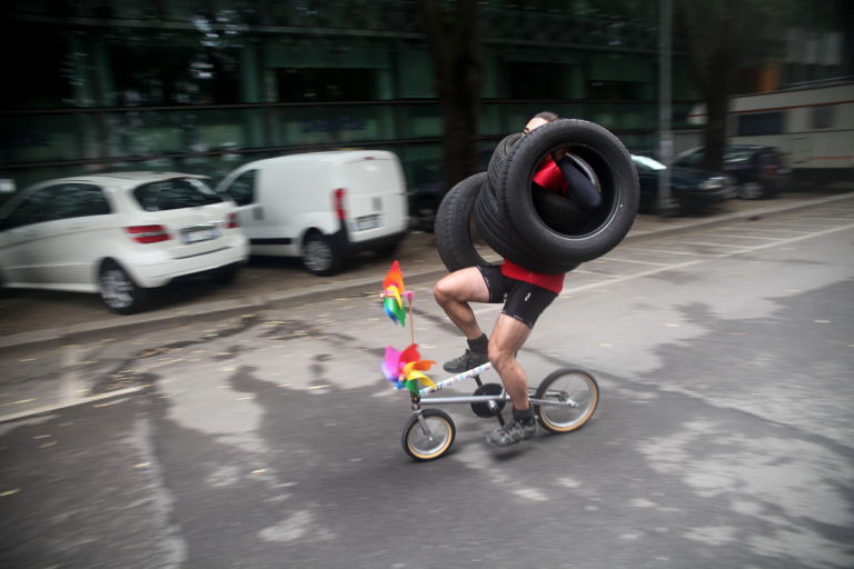 Ciclista in azione al Bicycle Film Festival 2012 foto Arianna Angeloni Hai voluto fare il regista? Ed ora... pedala! Arriva a Firenze, unica tappa italiana, l’edizione 2013 del Bicycle Film Festival: cinquanta titoli in quattro giorni per un cinema che sceglie la bici come inedito punto di osservazione