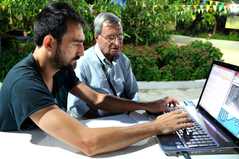 Daniele Guadalupi a lavoro Un po’ arte pubblica, un po’ memoria storica. Mesagne, in Puglia, rilegge il suo passato con la Banca Cittadina della Memoria, progetto di archivio fotografico e video