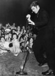 Frank Driggs Collection Getty Images Elvis Presley Performs In Concert I Transformers della storia della musica. Da Elvis “The Pelvis” ai Daft Punk: 78 foto dagli archivi di Getty Images in mostra ai Cantieri Ogr di Torino, ecco le immagini di mostra e party inaugurale