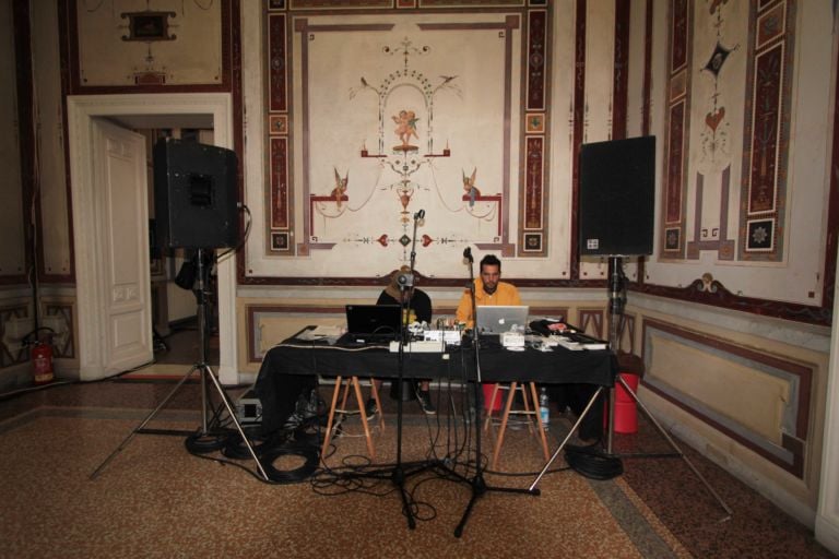 Free.Q la dimensione dellascolto Villa Croce Genova 2 Ascoltare il museo. A Genova Villa Croce si apre per tre giorni al festival sonoro Free.Q: concerti, tavole rotonde, performance, installazioni e workshop, qui le immagini…