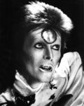 Gijsbert Hanekroot Redferns Getty Images David Bowie Performs Live In London 1973 I Transformers della storia della musica. Da Elvis “The Pelvis” ai Daft Punk: 78 foto dagli archivi di Getty Images in mostra ai Cantieri Ogr di Torino, ecco le immagini di mostra e party inaugurale