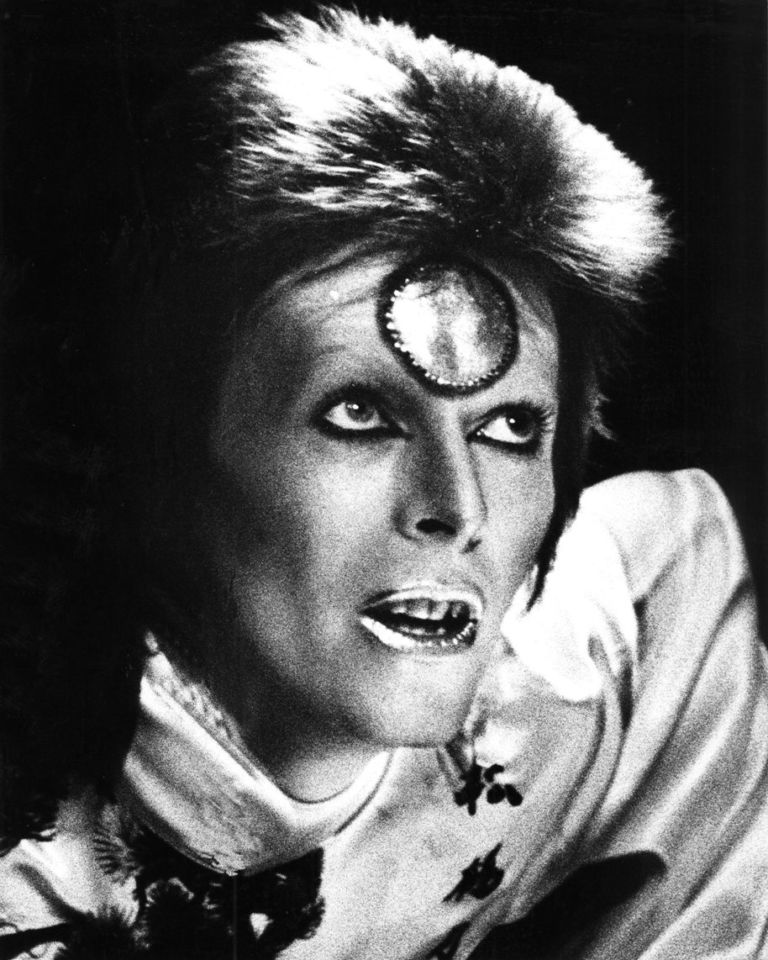 Gijsbert Hanekroot Redferns Getty Images David Bowie Performs Live In London 1973 I Transformers della storia della musica. Da Elvis “The Pelvis” ai Daft Punk: 78 foto dagli archivi di Getty Images in mostra ai Cantieri Ogr di Torino, ecco le immagini di mostra e party inaugurale
