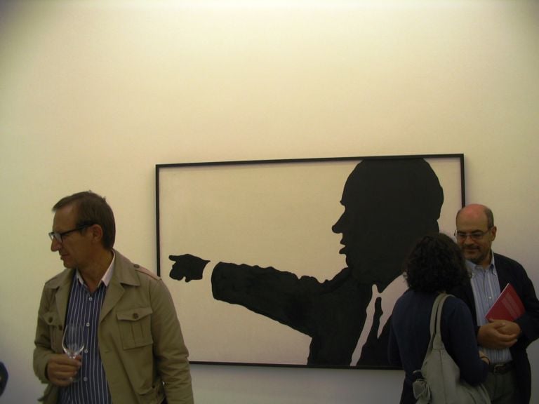 Il curatore della mostra Marco Meneguzzo a sinistra allinaugurazione La politica ridotta a una silhouette. Ad opera di Sergio Lombardo
