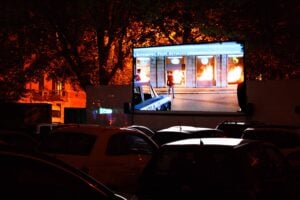 Poliziotteschi in formato blob per un drive-in d’artista: Francesco Jodice mette in scena a Milano le paranoie degli Anni Settanta, creando inedite analogie tra i thriller nostrani e la stagione del terrorismo