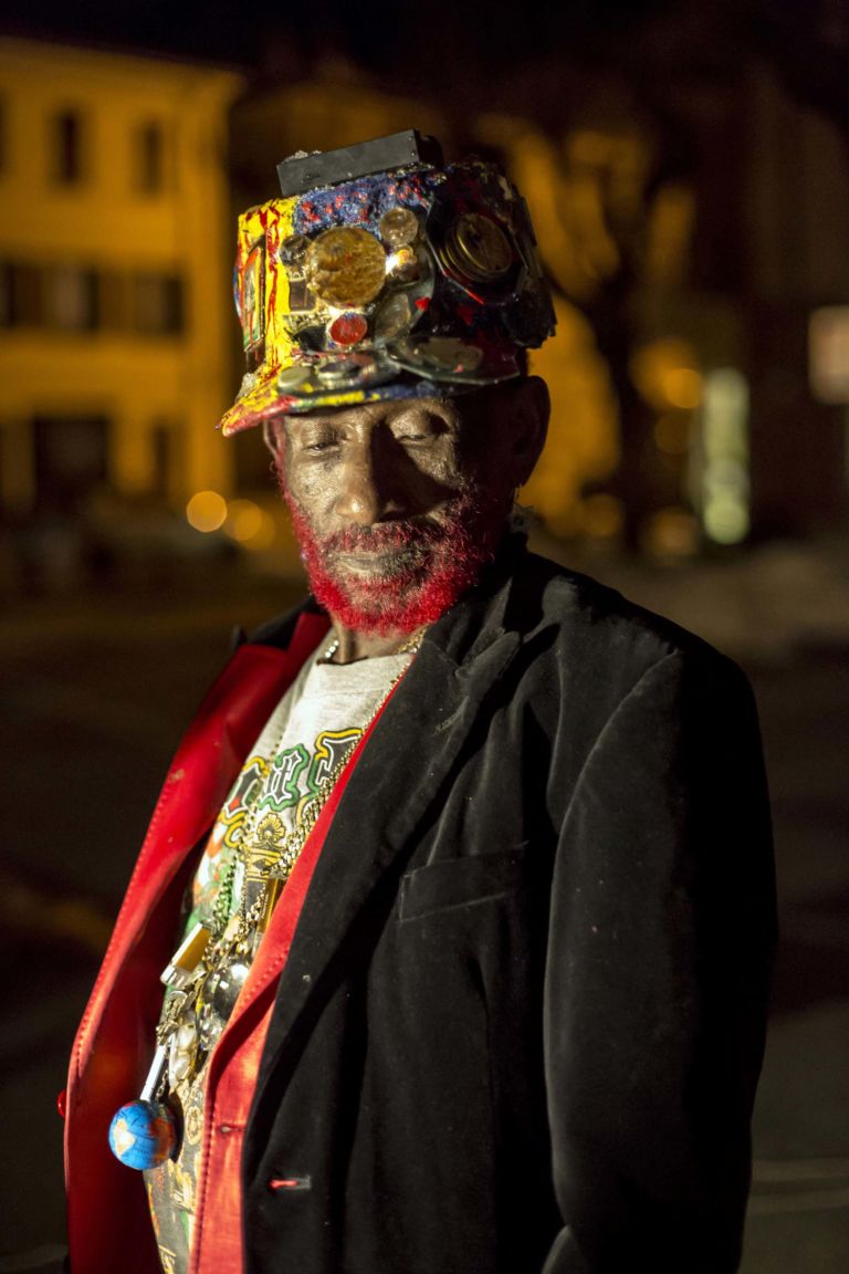 Invernomuto Negus set photo 03 Lee Scratch Perry in Vernasca 2013 PHOTO Moira Ricci Un rito del fuoco per esorcizzare il colonialismo all’italiana. Lee “Scratch” Perry, leggenda del dub, protagonista del video in fieri che Invernomuto portano al Milano Film Festival