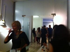Istanbul Updates: nella giornata inaugurale della Biennale, c’è più gente agli opening simultanei delle gallerie del Mısır Apartment