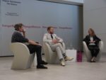 La presentazione di The Visitors Un inno alla donna e, per estensione, alla forza energetica e rassicurante della bellezza. Dopo l’esperienza in Biennale Ragnar Kjartansson torna in Italia: “The Visitors” approda all’Hangar Bicocca