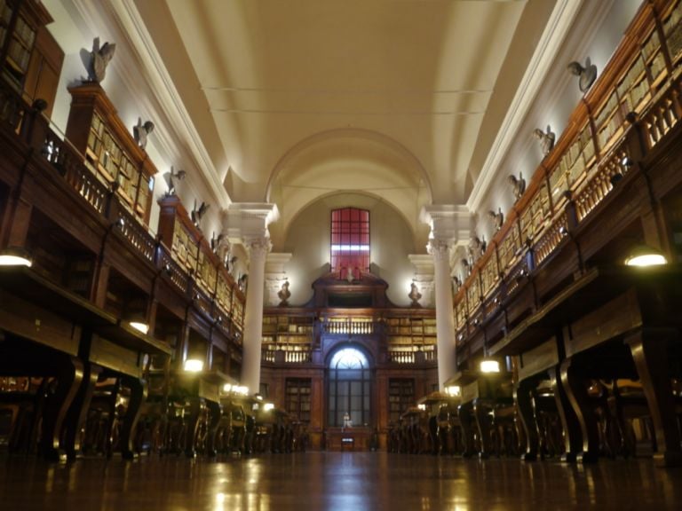 La sala lettura della Biblioteca Universitaria di Bologna Bologna update: le prime edizioni dei libri di John Lennon, ma anche vinili d’autore firmati dai vari Dieter Roth, Joseph Beuys e Laurie Anderson. Musica ed arte a braccetto nelle mostre che accompagnano Artelibro