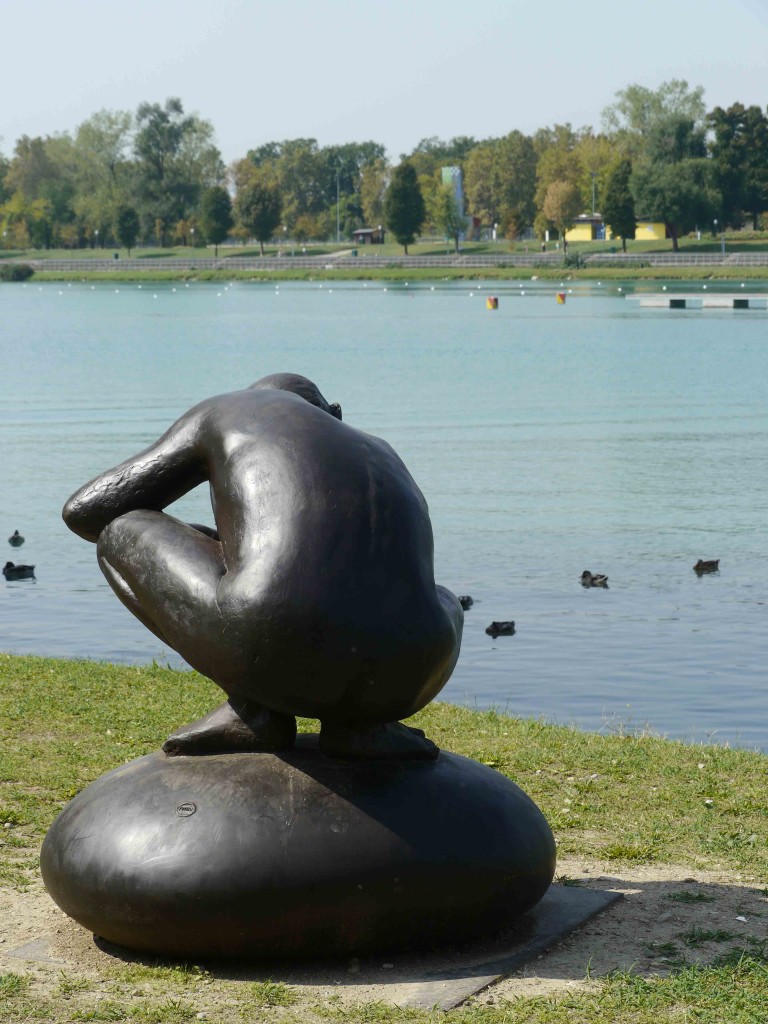 La statua di Manzù allIdroscalo Venti sculture per rilanciare l’Idroscalo: il “mare di Milano” di trasforma in Parco dell’Arte. Con le opere dei vari Staccioli, Varisco, Perez e Manzù; in attesa si trovino i soldi per produrre site-specific