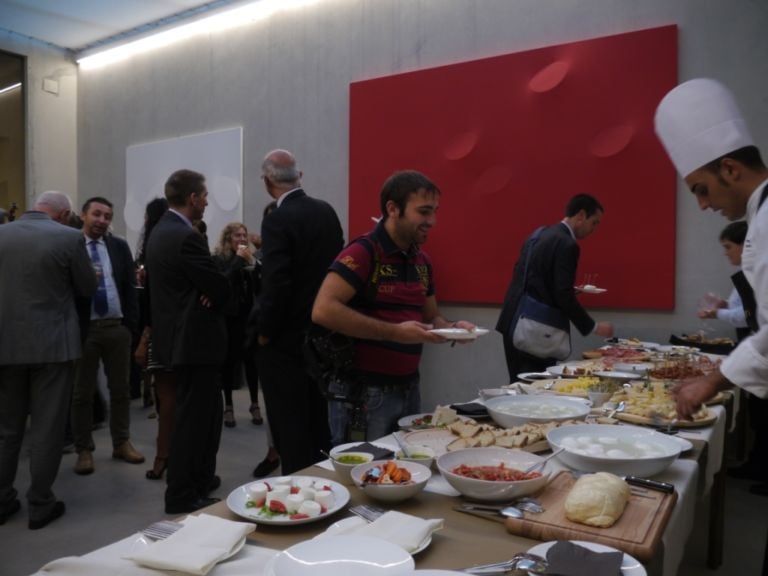 Larte Per chi vuole cenare all’ombra di un Vedova o un Pomodoro: a Milano apre Larte, spazio presieduto da Davide Rampello a metà strada fra ristorante, store e galleria. Ecco chiccera all’opening...