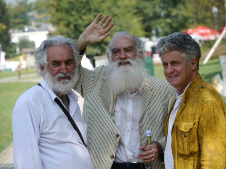 Mauro Staccioli con Pietro Coletta e Gaetano Grillo Venti sculture per rilanciare l’Idroscalo: il “mare di Milano” di trasforma in Parco dell’Arte. Con le opere dei vari Staccioli, Varisco, Perez e Manzù; in attesa si trovino i soldi per produrre site-specific