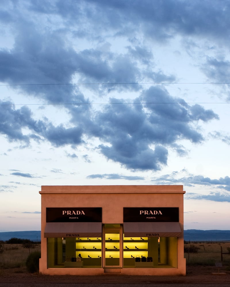 Elmgreen & Dragset e Richard Phillips illegali, nel deserto del Texas. Accanto al finto shop di Prada arriva anche il coniglietto di Playboy. Ma mancano i permessi. Le autorità: pubblicità non autorizzata. Ma non era arte contemporanea?