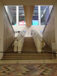 Riccardo Blummer alla Triennale A Milano c’è la Vogue Fashion Night, e la Triennale risponde con un doppio evento: opening con le ceramiche di Mattia Bosco e finissage con la mostra di Riccardo Blumer...
