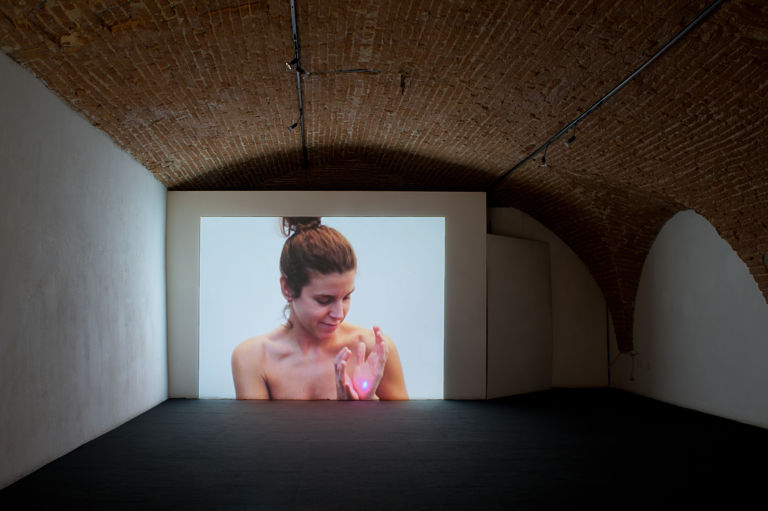 Silvia Giambrone Sotto Tiro video allestito 4x4. Quattro domande per quattro artiste