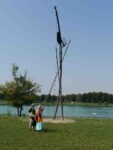 Sotto lArco di Maraniello Venti sculture per rilanciare l’Idroscalo: il “mare di Milano” di trasforma in Parco dell’Arte. Con le opere dei vari Staccioli, Varisco, Perez e Manzù; in attesa si trovino i soldi per produrre site-specific