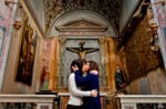 Una delle opere di Gonzalo Orquin Cosa ne pensa Papa Francesco? L'artista spagnolo Gonzalo Orquín fotografa baci omosex negli absidi delle chiese e il Vicariato di Roma minaccia azioni legali e fa censurare la mostra